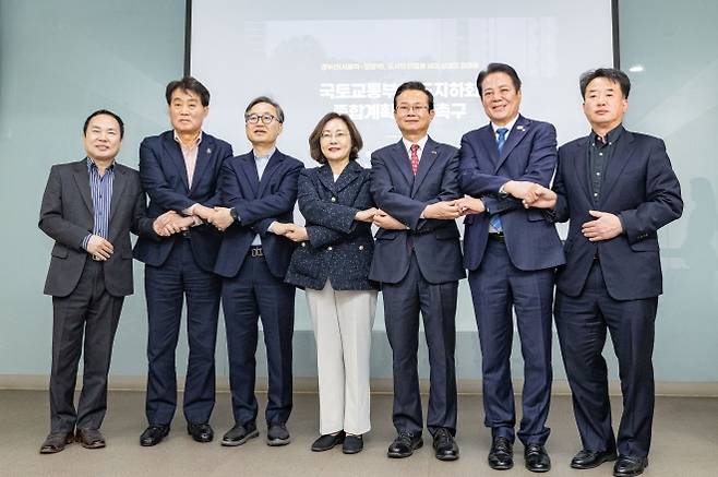 경부선 지하화 추진협의회가 4일 용산역 민자역사 회의실에서 정부의 철도 지하화 종합계획을 촉구하며 공동성명을 발표하고 있다. 왼쪽부터 최원석 구로구 부구청장, 하은호 군포시장, 유성훈 금천구청장, 박희영 용산구청장, 최호권 영등포구청장, 최대호 안양시장, 사창훈 동작구 부구청장. 영등포구 제공