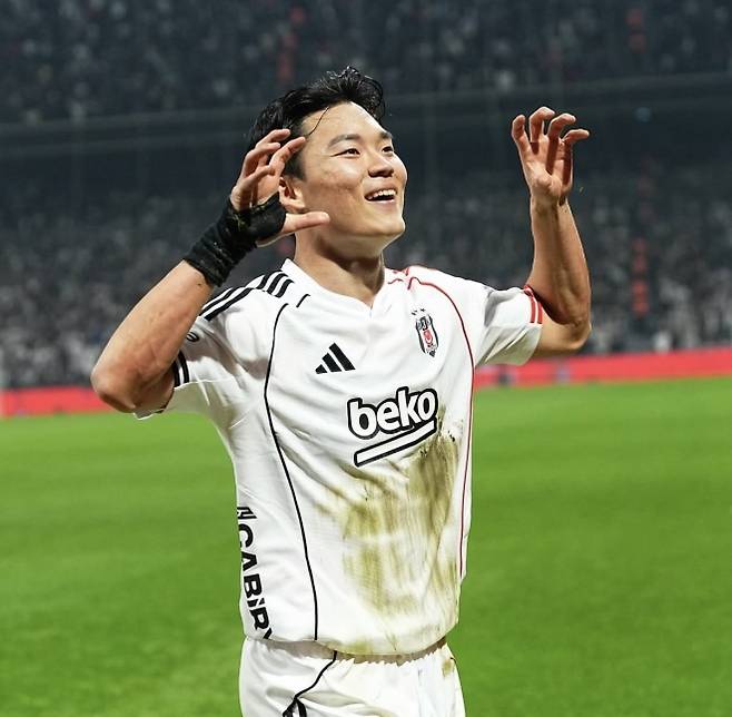 오현규(베식타시)가 5일(한국시간) 튀르키예 이스탄불 튀프라쉬 스타디움에서 열린 차이쿠르 리제스포르와의 2025~26 튀르키예 쿠파스(튀르키예컵) C조 4라운드 경기에서 득점한 뒤 기뻐하고 있다.  베식타시 인스타그램 캡처