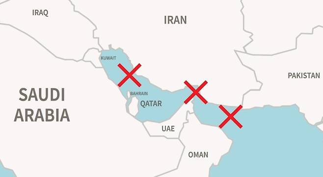미군의 중동 작전을 총괄하는 미 중부사령부(CENTCOM) 브래드 쿠퍼 사령관은 3일(현지시간) 엑스(X·옛 트위터)에 올린 영상 메시지에서 “우리는 이란 해군 전체를 침몰시키고 있다”며 “가장 가동이 잘되는 잠수함도 측면이 파괴되는 등 지금까지 이란 선박 17척을 파괴했다”고 말했다. 쿠퍼 사령관은 또 “수십 년간 이란 정권은 국제 해운을 괴롭혀왔다. 오늘, 아라비아만, 호르무즈 해협, 오만만 일대에는 항해 중인 이란 선박이 단 한 척도 없다”며 미군이 해상 통제권을 사실상 장악했다고 주장했다. 2026.3.3 미 중부사령부