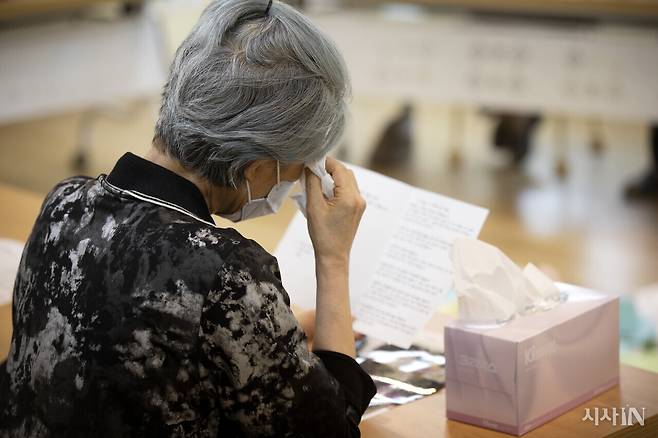 사별 가족 당사자가 한 호스피스 병원에서 마련한 프로그램에 참석해 눈물 흘리고 있다. ⓒ시사IN 신선영