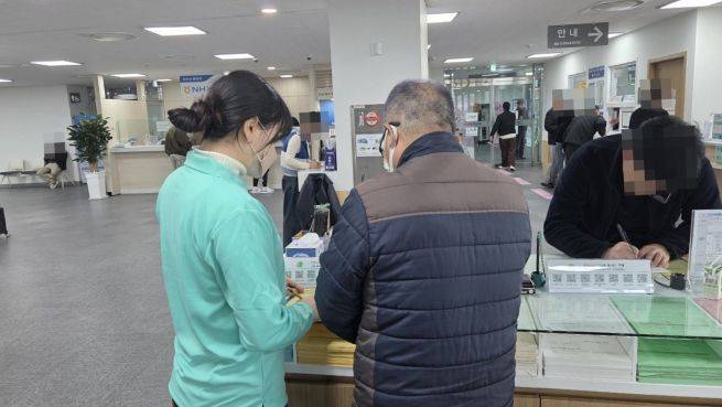 민원웰컴서포터즈가 차량등록 신청을 돕고 있다. ⓒ용인시 제공