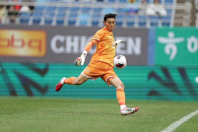 안양 골키퍼 김정훈이 2일 대전월드컵경기장에서 열린 대전하나와 K리그1 개막전 원정경기서 공을 상대진영으로 보내고 있다. 그는 후반 추가시간 PK를 막아내 팀의 1-1 무승부를 지켰다. 사진제공｜한국프로축구연맹