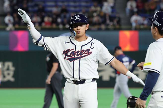 WBC 야구대표팀 이정후가 5일 일본 도쿄돔서 열린 2026 WBC 본선 1라운드 체코전에서 1회말 우전안타를 때린 뒤 덕아웃을 보며 세리머니를 하고 있다. 도쿄｜뉴시스