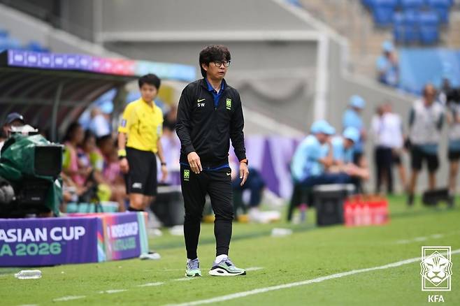 5일 호주 골드코스트 스타디움에서 열린 2026 아시아축구연맹(AFC) 여자 아시안컵 조별리그 A조 2차전 필리핀전에서 신상우 감독이 경기를 지켜보고 있다. 대한축구협회 제공