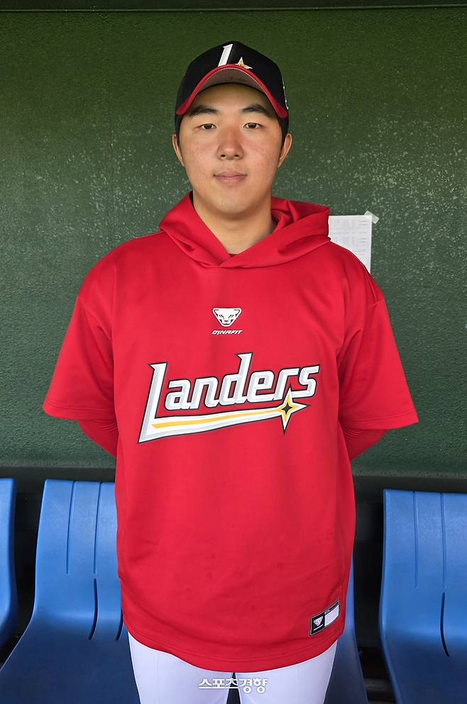 SSG 김민준이 5일 일본 미야자키 산마린 스타디움에서 두산과의 연습 경기를 마친 뒤 인터뷰하고 있다. 미야자키 | 유새슬 기자