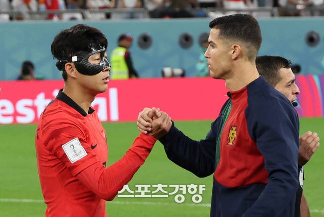 대한민국 축구대표팀 손흥민과 포르투갈 축구국가대표팀 크리스티아누 호날두가 카타르 알라이얀 에듀케이션 시티 스타디움에서 열린 2022 카타르 월드컵 조별리그 H조  경기 시작 전 손을 맞잡고 있다. / 알 라이얀|권도현 기자