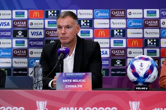 ▲ 안테 밀리치치 중국 여자 축구대표팀 감독은 5일 우즈베키스탄전을 하루 앞두고 열린 사전 기자회견에서 "특정 선수에 의존하는 순간 (강팀은 될 수 있어도) 가장 강한 팀이 되는 건 대단히 어려워진다. 2차전에선 상황에 따라 출전 기회를 되도록 고르게 부여할 생각"이라며 우승후보에 걸맞은 조별리그 운용 계획을 귀띔했다. ⓒ AFC