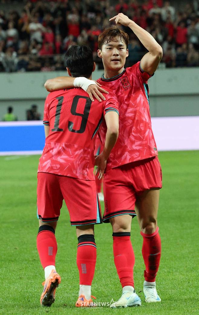 한국 축구 국가대표팀이 지난해 10월 서울월드컵경기장에서 파라과이 대표팀과 친선경기를 벌였다.  오현규가 두 번째 골을 터뜨린 후 어시스트를 한 이강인과 기뻐하고 있다. /사진=김진경 대기자