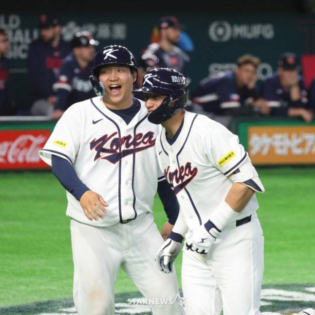 한국 WBC 대표팀 셰이 위트컴(오른쪽)이 5일 도쿄돔에서 열린 체코전에서 5회말 투런 홈런을 터트린 후 문보경의 환영을 받고 있다. /사진=강영조 선임기자
