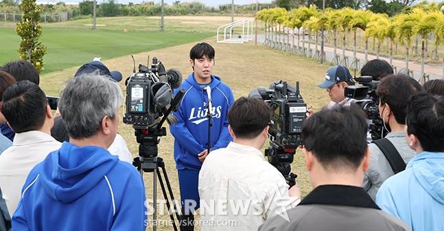 인터뷰를 진행하고 있는 원태인. /사진=김진경 대기자