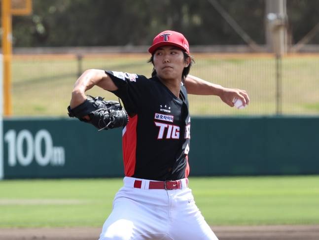 KIA 이의리가 6일 일본 오키나와현 킨의 킨타운 베이스볼 스타디움에서 열린2026 스프링캠프 연습경기에서 LG를 상대로 역투하고 있다. /사진=KIA 타이거즈 제공