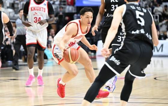 에디 다니엘(가운데)이 6일 오후 수원 KT 소닉붐 아레나에서 열린 2025~2026 LG전자 프로농구 정규리그 경기 중 드리블하고 있다. /사진=KBL 제공