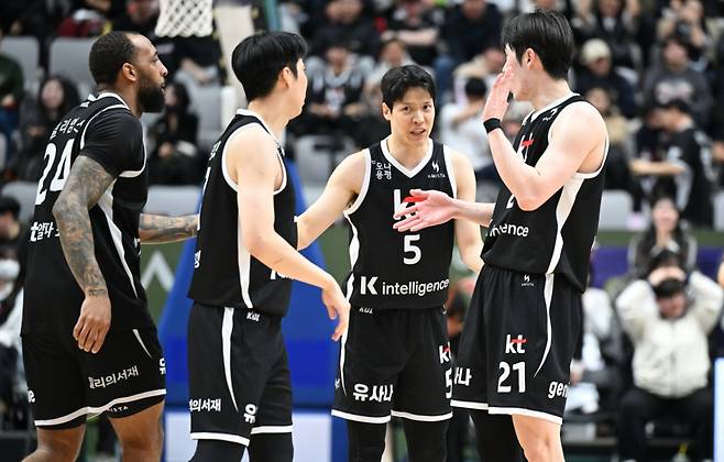 6일 오후 수원 KT 소닉붐 아레나에서 열린 2025~2026 LG전자 프로농구 정규리그 경기 중 김선형(가운데)이 수원KT 선수들에게 지시하고 있다. /사진=KBL 제공