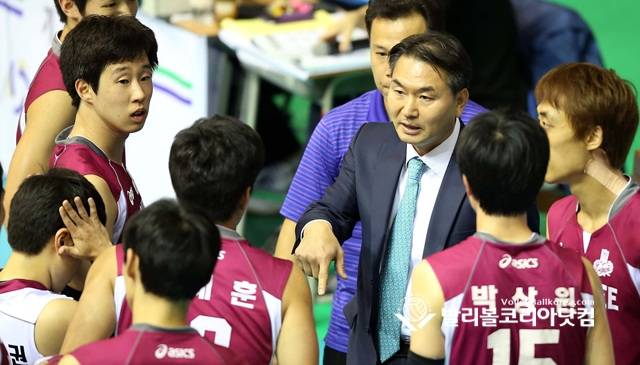 【발리볼코리아=김경수기자】경희대 김찬호감독이 선수들에게 작전을 지시하고 있다.2013 대학배구.