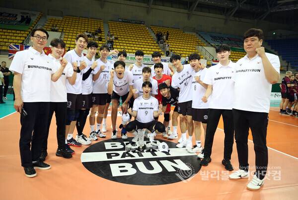 2023년 문경에서 주최한 국제대학배구대회 우승한 대학 선발팀과 김찬호감독이 기념촬영를 하는 모습.2023.08.31.(사진=발리볼코리아닷컴DB)