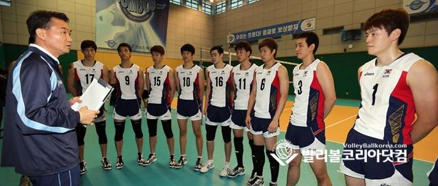 2013 카잔 하계유니버시아드 남자대표팀 김찬호감독이 선수들에게 작전을 지시하고 있다.(사진=발리볼코리아닷컴DB)