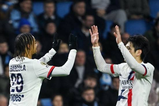 프랑스 축구대표팀에서 2018 국제축구연맹(FIFA) 러시아 월드컵 우승을 경험하고 스페인 명문 아틀레티코 마드리드 최고의 스타로 자리매김한 앙투완 그리즈만이 팀을 떠난다.&nbsp;  그리즈만의 대체자로 떠오른 건 다름아닌 한국 축구 '골든 보이' 이강인(PSG)이다.&nbsp;스페인 매체 렐레보 편집장 마테오 모레토 기자가 6일(한국시간) 자신의 사회관계망서비스(SNS) X를 통해 이강인이 여전히 아틀레티코 마드리드의 최우선 타깃이라고 전했다.&nbsp;이어 모레토는 이강인이 그리즈만을 대체할 아틀레티코의 최우선 타깃이라고 전하며 시즌 중에 갑작스럽게 팀을 떠날 수 있는 그리즈만의 거취와 맞물려 있다고 전했다.&nbsp;연합뉴스