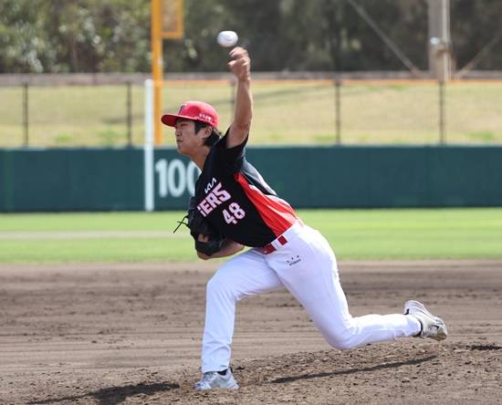 KIA 타이거즈 이의리가 6일 일본 오키나와 킨 구장에서 열린 LG 트윈스와의 연습경기에 선발 등판해 3이닝 무피안타 2볼넷 4탈삼진 무실점을 기록했다. KIA 타이거즈