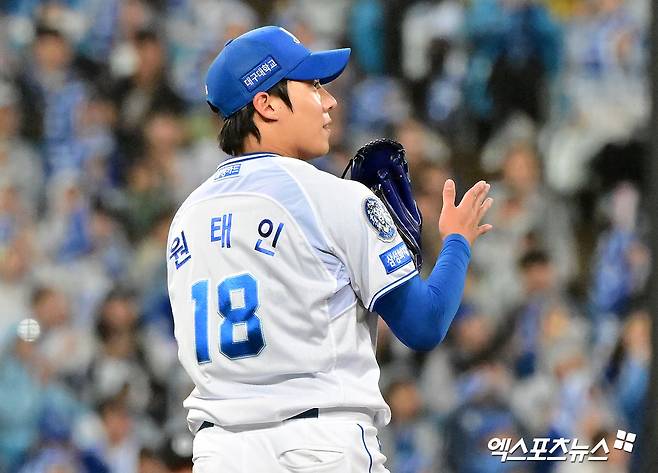삼성 라이온즈 우완투수 원태인이 서울 청담 리온정형외과에서 재검진을 받은 결과 팔꿈치 손상 부위가 90% 이상 회복됐다는 소견이 나왔다. 오는 8일부터 캐치볼 훈련이 가능하다. 상태에 따라 단계별 투구 프로그램(ITP)을 진행할 예정이다. 엑스포츠뉴스 DB