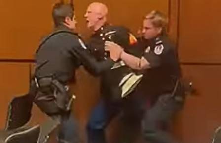 의회 청문회장서 항의하는 미 전직 해병대원 [유튜브 캡처 재판매 및 DB금지]