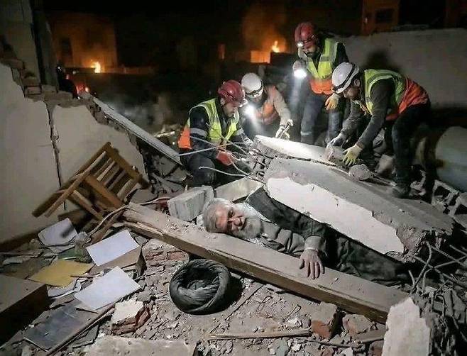 건물 잔해에 깔린 하메네이 AI 가짜 사진 [온라인 캡처]