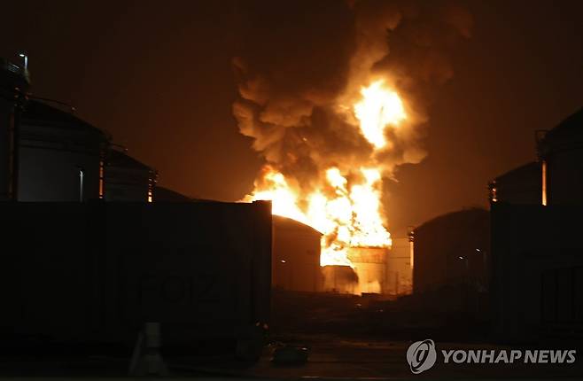 아랍에미리트(UAE) 후자이라에서 이란 드론 파편이 터지면서 화재가 발생한 모습 [EPA 연합뉴스]