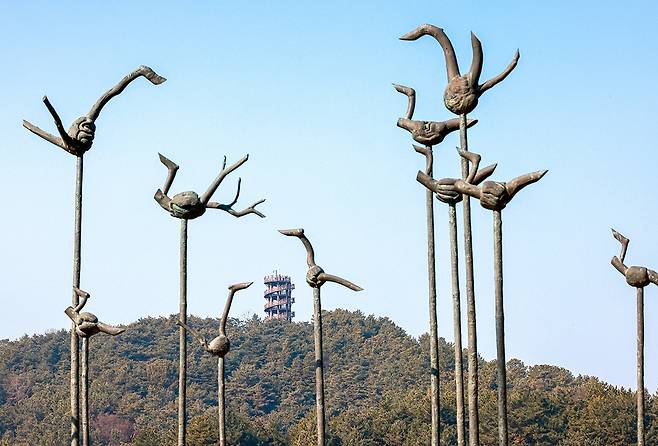 희망솟대와 봉황탑[사진/정동헌 기자]