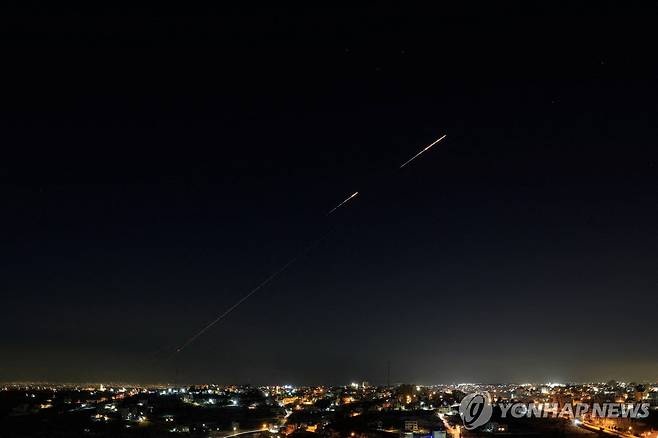 이스라엘을 향해 날아가는 이란 미사일 [로이터=연합뉴스 자료사진. 재판매 및 DB 금지]