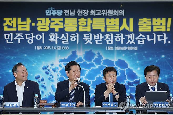 전남 영광 찾은 민주당 최고위 (영광=연합뉴스) 김혜인 기자 = 더불어민주당 정청래 대표가 6일 전남 영광농협에서 열린 최고위원회의에서 발언하고 있다. 2026.3.6 in@yna.co.kr