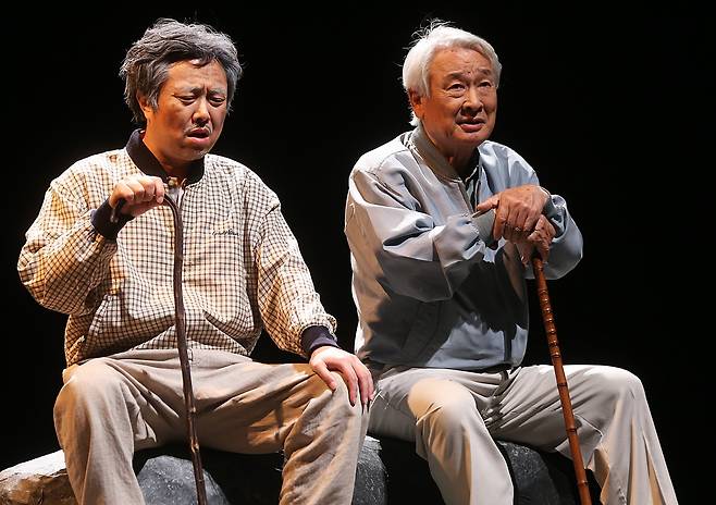 연극열전5 첫 번째 작품 '사랑별곡'서 고 이순재 배우와 열연하는 서현철  (서울=연합뉴스) 홍기원 기자 = 배우 서현철(왼쪽)과 이순재가 2014년 5월 7일 서울 종로구 동숭동 동숭아트센터에서 열린 연극열전5 첫 번째 작품 '사랑별곡' 프레스콜에서 극 중 한 장면을 연기하고 있다. 2014.5.7. xanadu@yna.co.kr