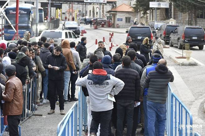 중동 사태 우려로 레바논서 시리아로 이동하려는 피난 행렬 (서울=연합뉴스) 이스라엘의 폭격과 대피 명령 이후 피난한 사람들이 레바논 마스나 국경 검문소에서 사람들이 시리아로 넘어가기 위해 모여 있다. [유엔난민기구 한국대표부 제공. 재판매 및 DB 금지]