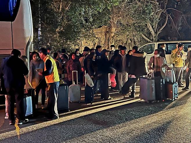 카이로에 도착한 113명의 이스라엘 동포들 [이강근 이스라엘 한인회장 제공]