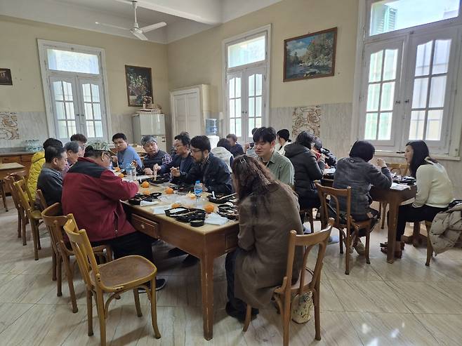 이집트 동포들로부터 식사 대접 받는 피난 동포들 [이강근 이스라엘 한인회장 제공]