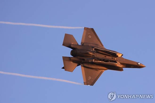 지난 2023년 이스라엘 에어쇼에서 비행중인 이스라엘 공군의 F-35 전투기 [EPA=연합뉴스. 재판매 및 DB 금지]