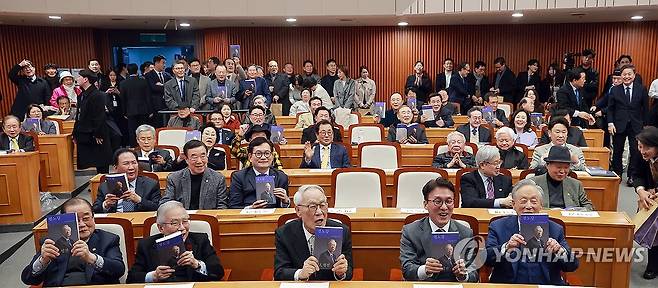 '권노갑 백인평전' 출판기념회 (서울=연합뉴스) 신현우 기자 = 권노갑 김대중재단 이사장이 6일 국회박물관에서 열린 '권노갑 백인평전' 출판기념회에 참석해 김민석 국무총리 등 참석자와 기념 촬영하고 있다. 2026.3.6 nowwego@yna.co.kr
