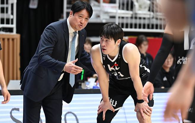 이두원에게 지시하는 문경은 감독 [KBL 제공. 재판매 및 DB 금지]