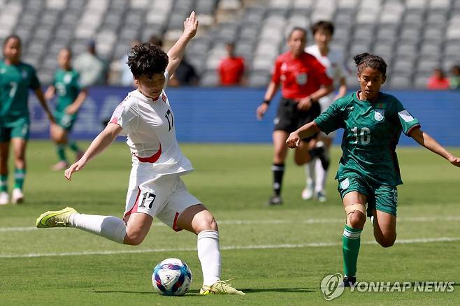 슈팅을 시도하는 북한 여자 대표팀의 김경영 [AFP=연합뉴스]