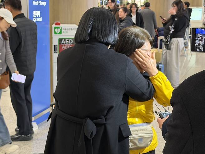 6일 두바이에서 에미레이트 항공 EK322편을 타고 인천에 도착한 이경남(66)씨가 딸을 끌어안으며 눈물을 흘리고 있다. [촬영 최윤선]