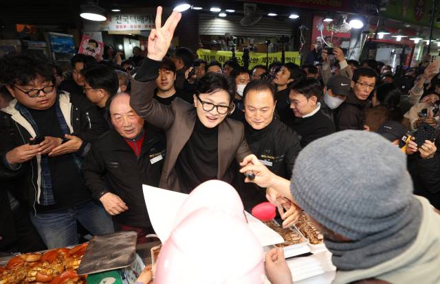 한동훈 전 국민의힘 대표가 7일 부산 북구 구포시장을 찾아 상인들을 만나고 있다. 이재찬 기자 chan@