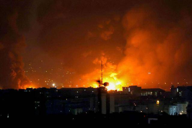 이란 테헤란 메흐라바드 국제공항 공습 현장에서 7일(현지시간) 연기와 불길이 피어오르고 있다. 이스라엘은 이날 테헤란 내 목표물에 대해 '광범위한' 타격을 개시했다고 밝혔다.[사진=연합뉴스]