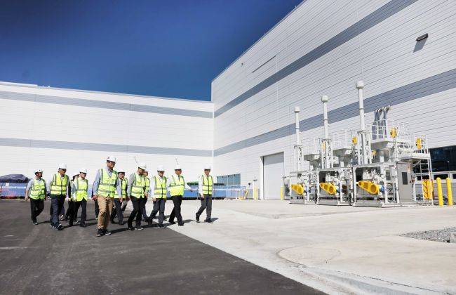 김정관 산업통상부 장관이 18일(현지시간) 미국 조지아주 서배나에 위치한 LG에너지솔루션 배터리 공장 건설 현장을 방문하여, 미국 현지에서 기업 현장애로를 청취한 후 공장 건설 진행 상황을 점검하고 현장 관계자들을 격려했다. / 사진 = 뉴스1 제공