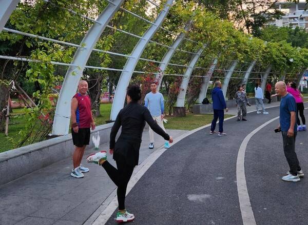 중국의 제기차기는 놀이 수준을 넘어서 온몸을 활용하는 성인들의 운동으로 발전한 듯하다. /박헌정