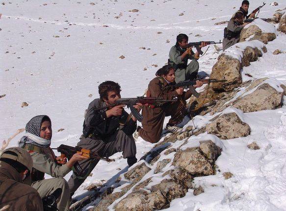 이란 쿠르드 민주당(KDPI) 전투부대 대원들