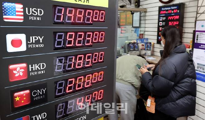 이란 공습에 치솟는 환율. 서울 명동 환전거래소를 찾은 외국인들이 환전을 하고 있다. (방인권 기자)