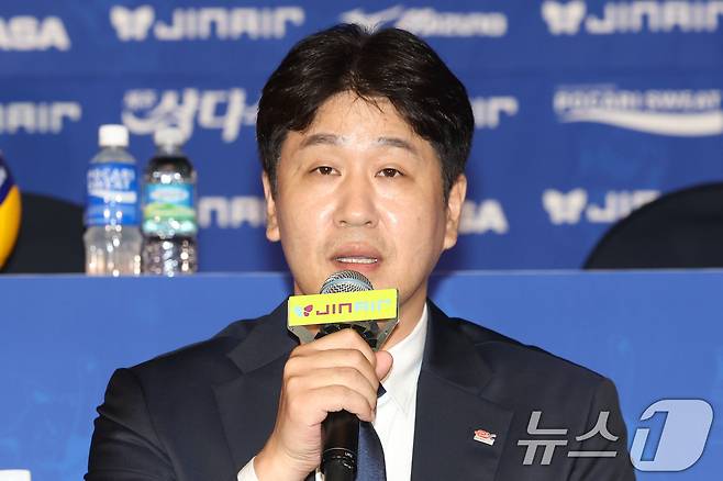 김종민 한국도로공사 감독이 지난해 10월 16일 오후 서울 강남구 청담동 리베라호텔에서 열린 프로배구 진에어 2025-2026 V리그 여자부 미디어데이에서 시즌에 임하는 각오와 포부를 밝히고 있다. 2025.10.16 ⓒ 뉴스1 이광호 기자