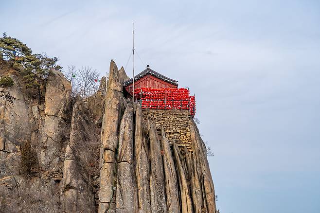 관악산 암봉과 어우러진 응진전(서울관광재단 제공)
