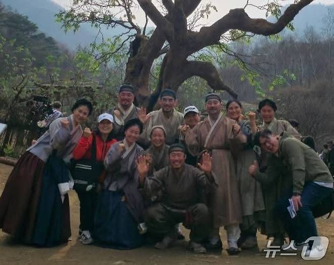 영화 '왕과 사는 남자'에 출연한 청년극장 배우들과 관계자들.(청년극장 페이스북 캡처. 재판매 및 DB금지) /뉴스1