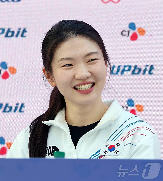 쇼트트랙 여자 3000m 계주 금메달을 획득한 심석희가 21일(현지시간) 이탈리아 밀라노의 빌라 네키 캄필리오(Villa Necchi Campiglio)에 마련된 코리아하우스에서 열린 기자회견에서 환하게 웃고 있다. 2026.2.21 ⓒ 뉴스1 김진환 기자