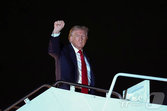 도널드 트럼프 미국 대통령이 6일(현지시간) 플로리다로 향하기 위해 에어포스원(미 대통령 전용기)에 탑승하면서 주먹을 쥐어보이고 있다. 2026.03.06. ⓒ 로이터=뉴스1
