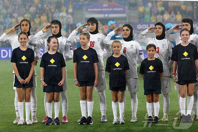 이란 여자축구대표팀이 5일 호주 골드코스트에서 열린 호주와 2026 AFC 여자 아시안컵 조별리그 A조 2차전을 앞두고 거수경례와 함께 국가를 제창하고 있다. ⓒ AFP=뉴스1